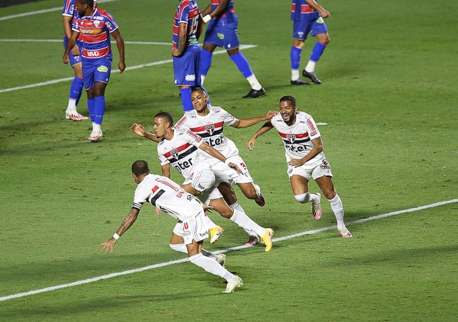 São Paulo e Fortaleza se enfrentam pelo brasileirão na Arena Castelão