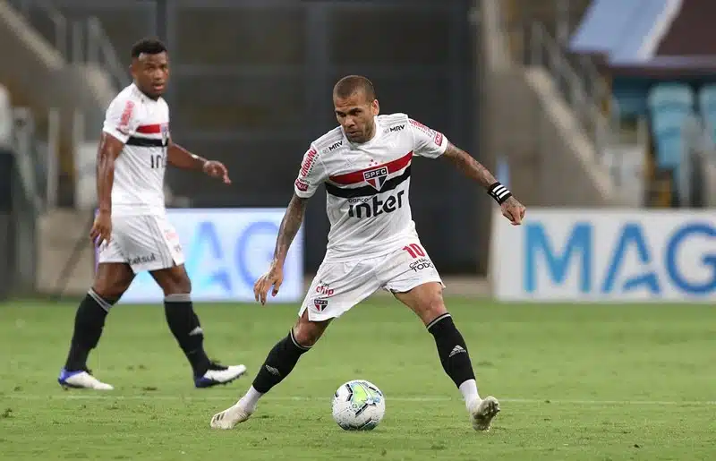 Daniel Alves contra o Grêmio