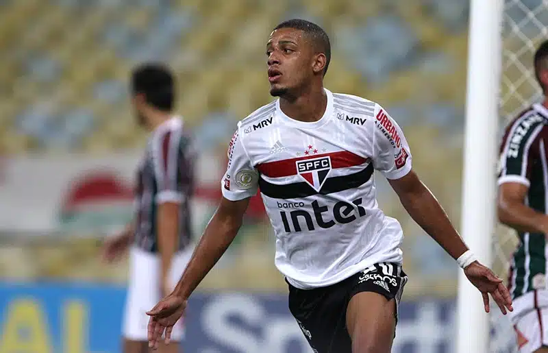 Brenner marca dois contra o Fluminense no Rio