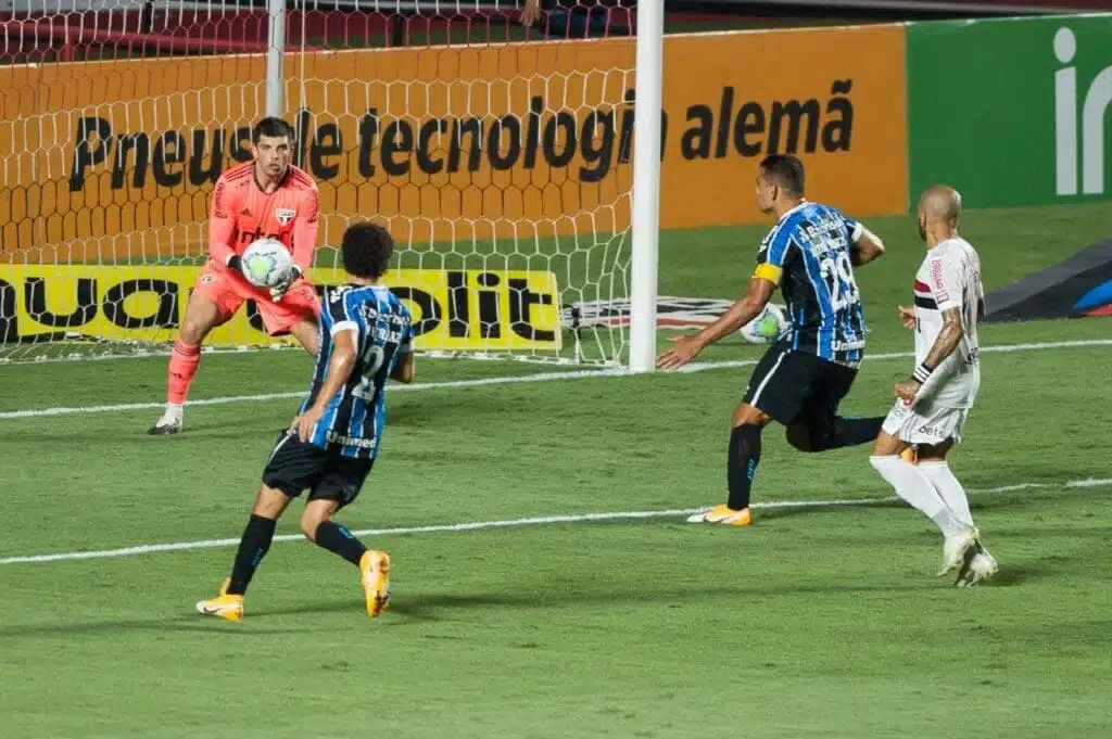 Tiago Volpi contra o Grêmio