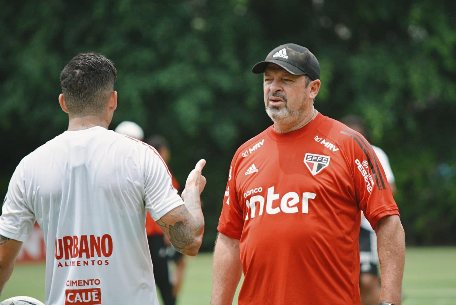 Marcos Vizolli comanda o treinamento do São Paulo no CT da Barra Funda