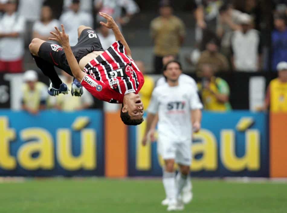 Hernanes contra o Santos em 2009