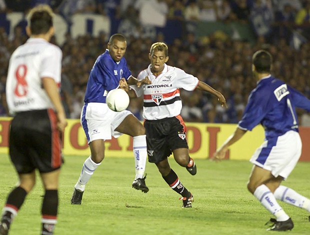 Marcelinho Paraíba contra o Cruzeiro em 2000
