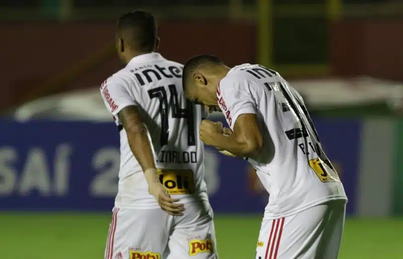 Tricolor volta a vencer com gol de Bruno Alves