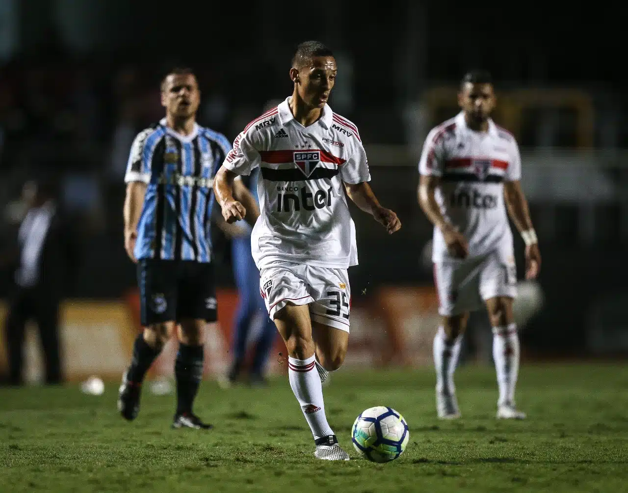 Antony contra o Grêmio