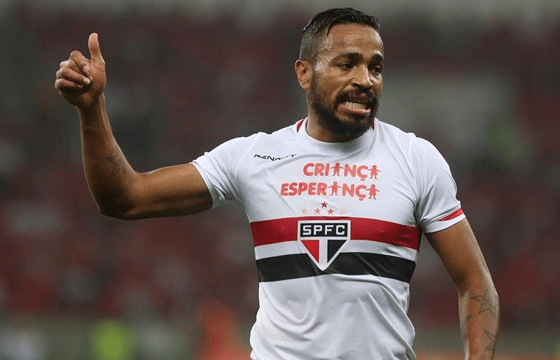Álvaro Pereira diz que quer encerrar a carreira no São Paulo