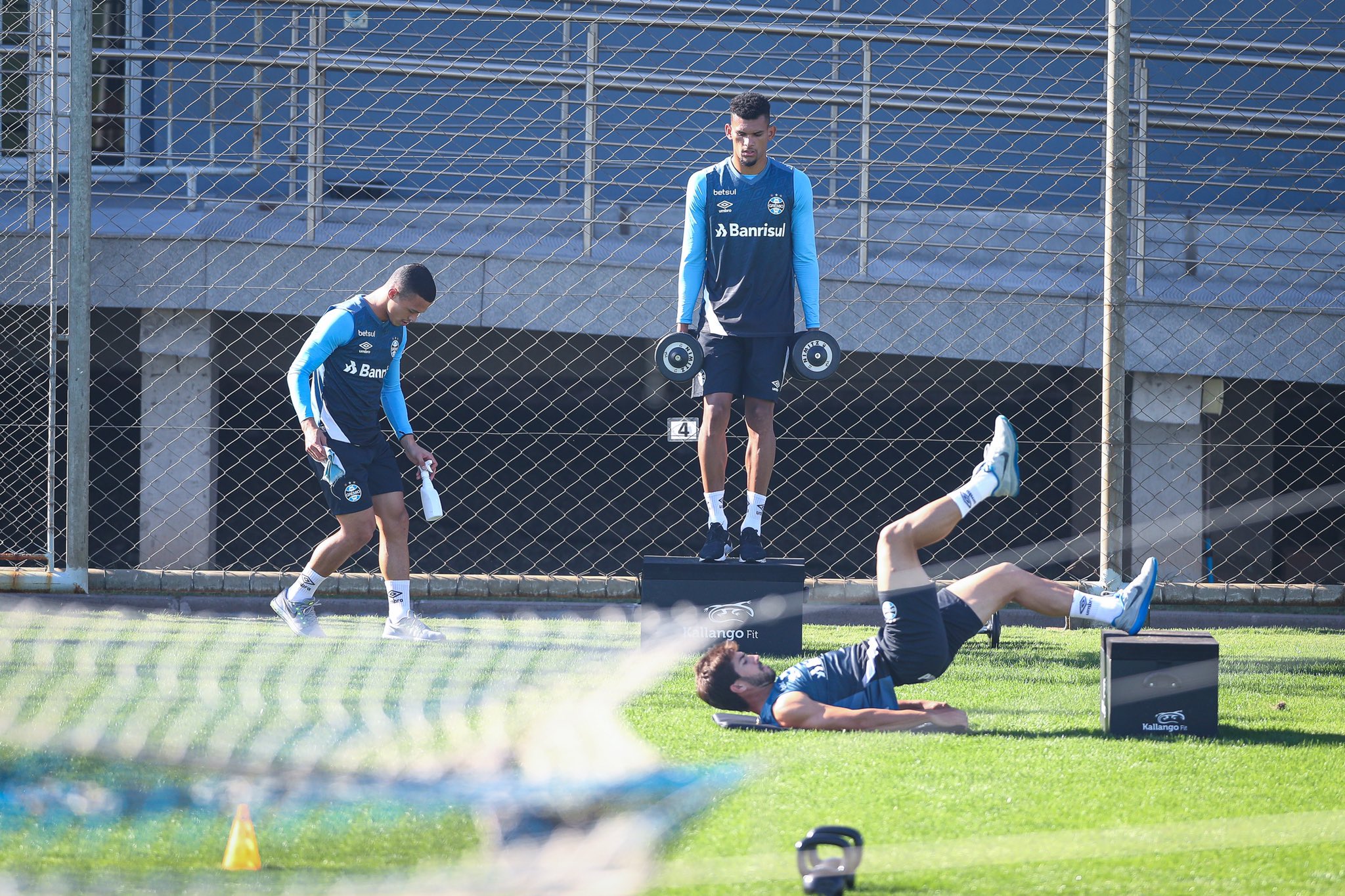 Jogadores do Grêmio em treinamento ontem