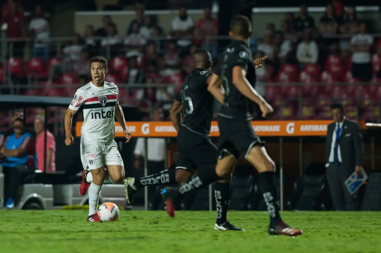 Hernanes jogando pelo São Paulo em jogo da Libertadores 2020