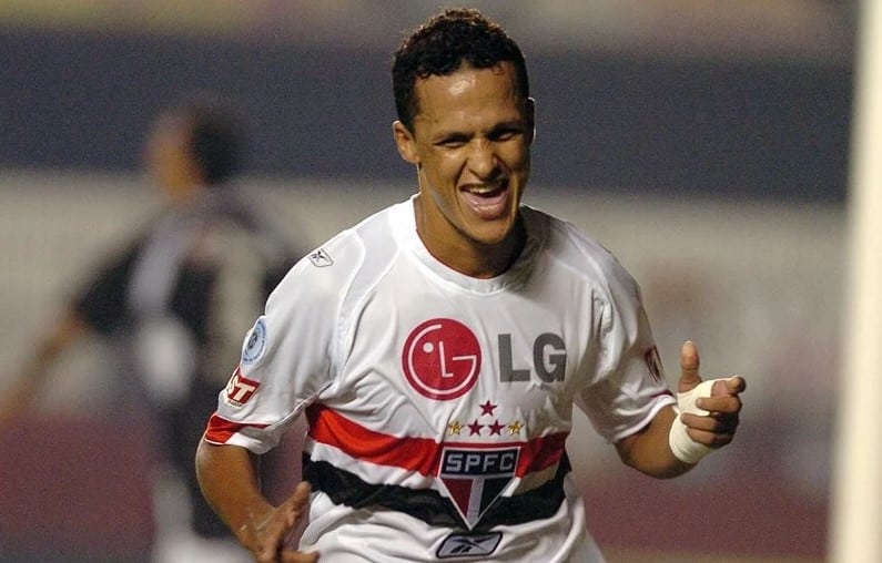 Souza sofre ofensas racistas durante jogo contra o Flamengo