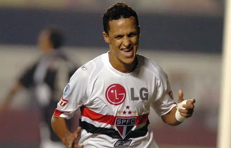 Souza sofre ofensas racistas durante jogo contra o Flamengo