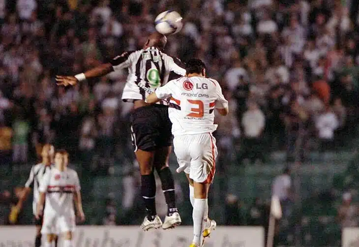 André Dias contra o Figueirense em 2008