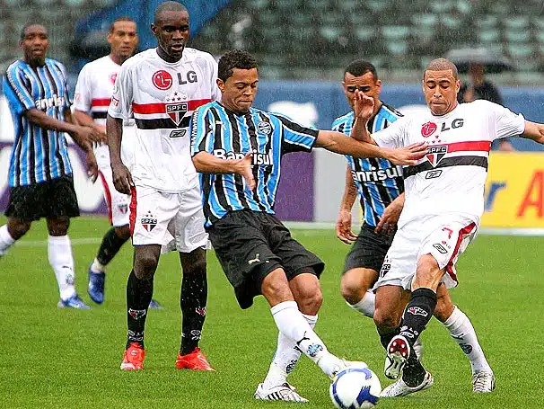Jorge Wagner disputa a bola contra o Grêmio em 2008