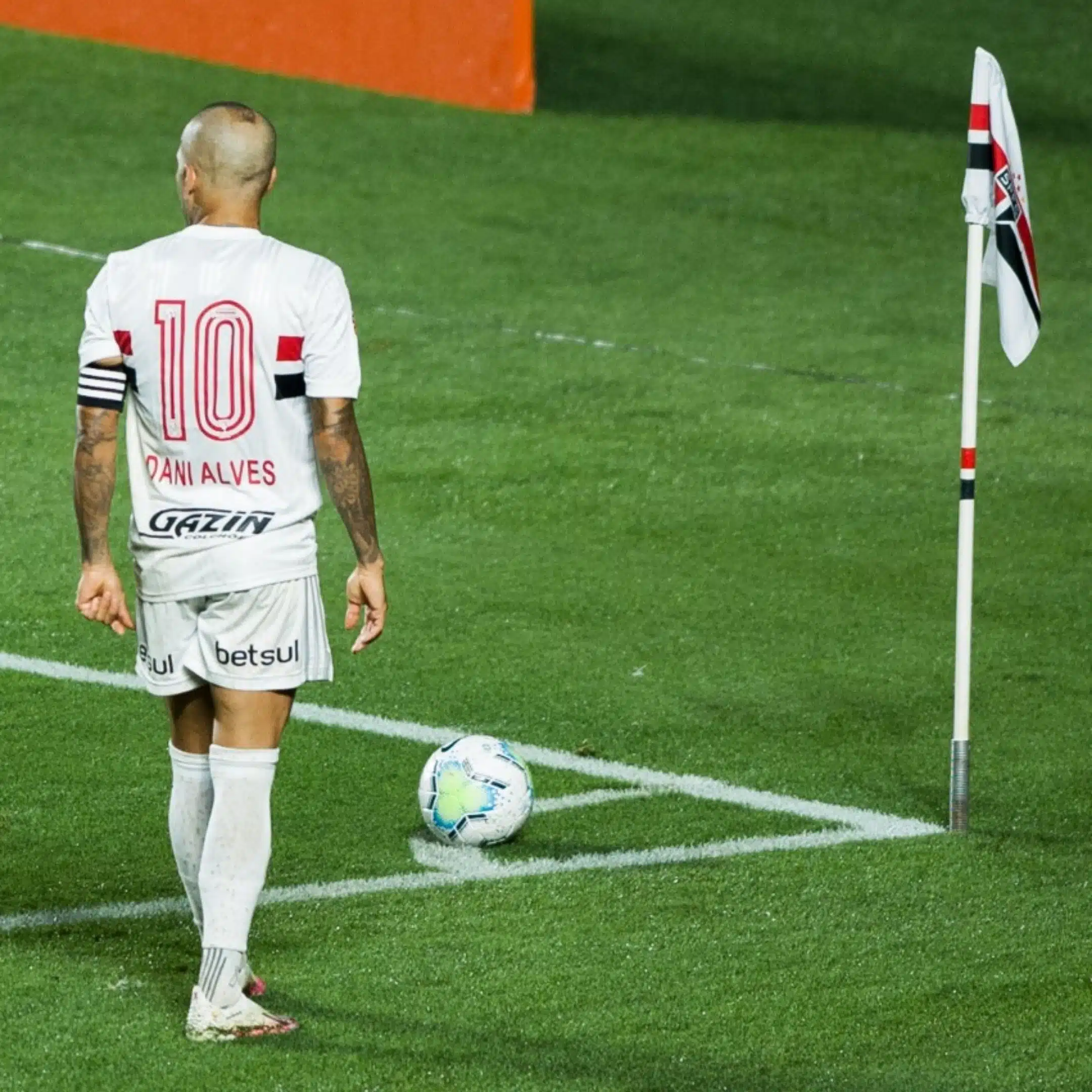 São Paulo manterá pagamentos a Daniel Alves