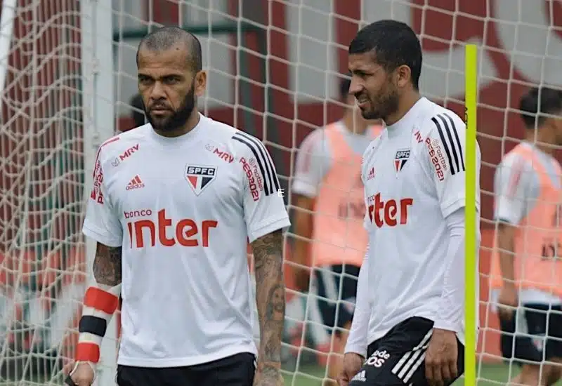 Daniel Alves e Rojas treinaram com preparadores físicos na reapresentação do São Paulo