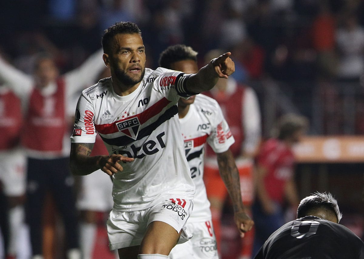 Daniel Alves é um dos desfalques do São Paulo contra a LDU em jogo da Libertadores