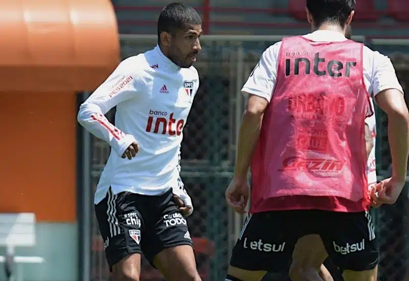 Rojas apareceu treinando junto com o elenco do São Paulo