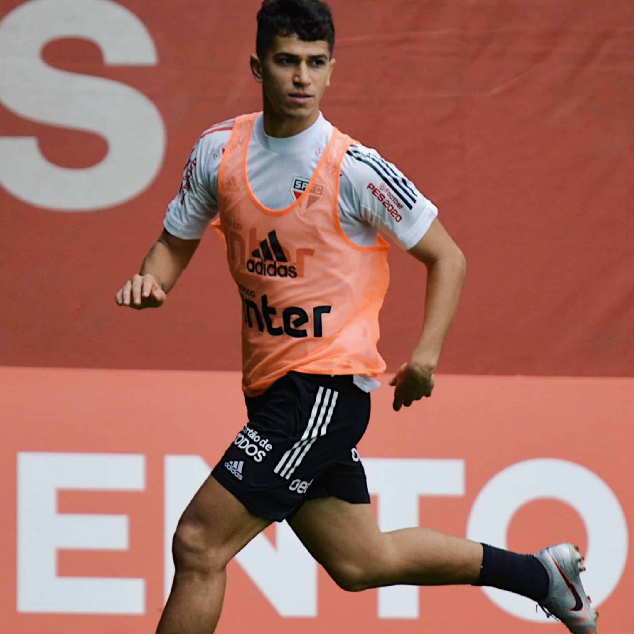 Vitor Bueno pode retornar à equipe titular do São Paulo