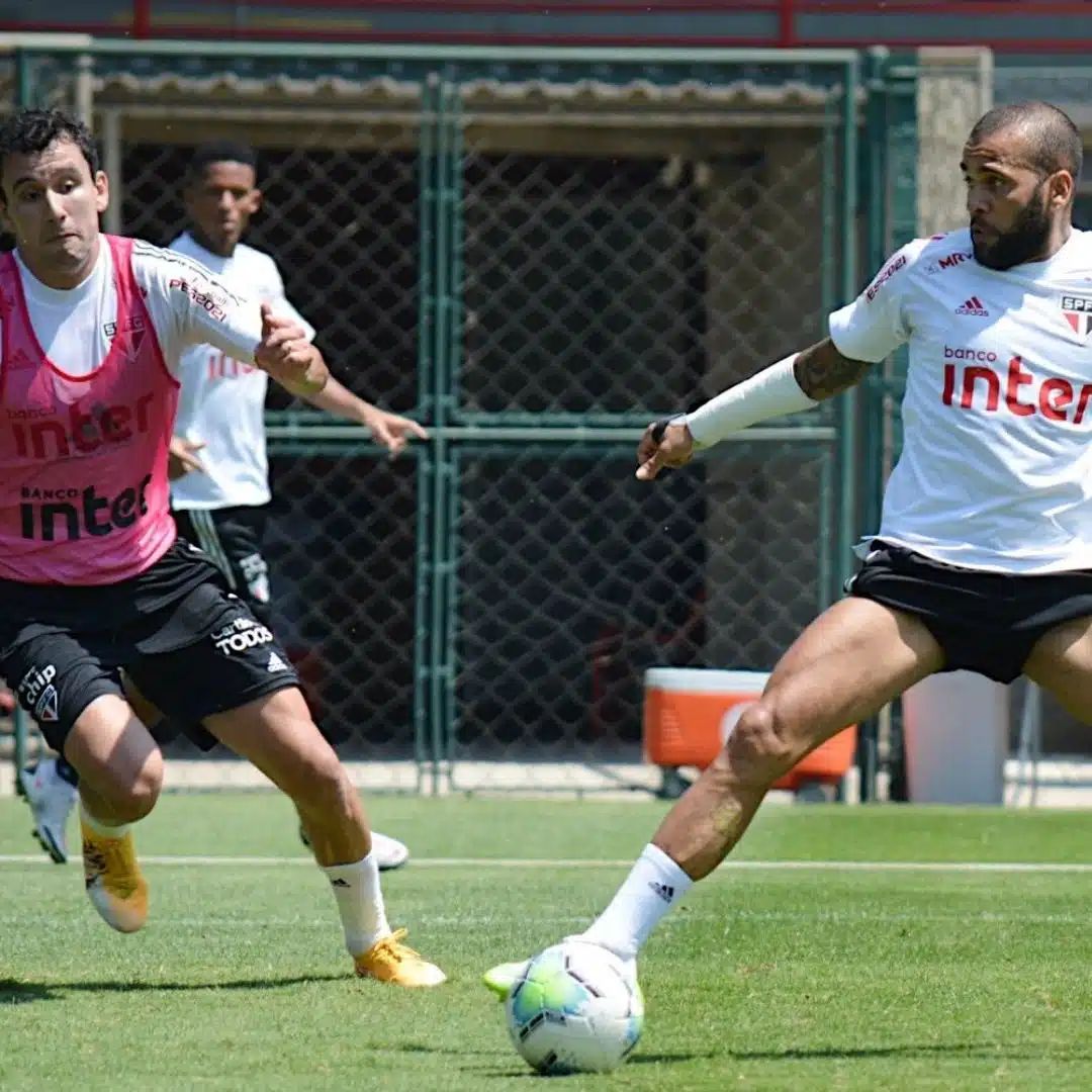 Daniel Alves participou do treino de hoje do São Paulo com o restante do grupo