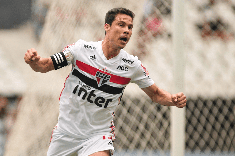 O Hernanes deixa o São Paulo após 320 jogos e 52 gols, o ídolo se despede do clube que o projetou e da torcida que tem imensa gratidão