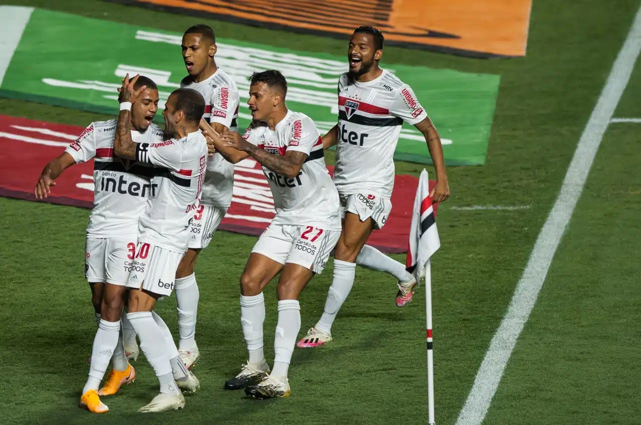 O São Paulo enfrenta o Lanús pela Copa Sul-Americana