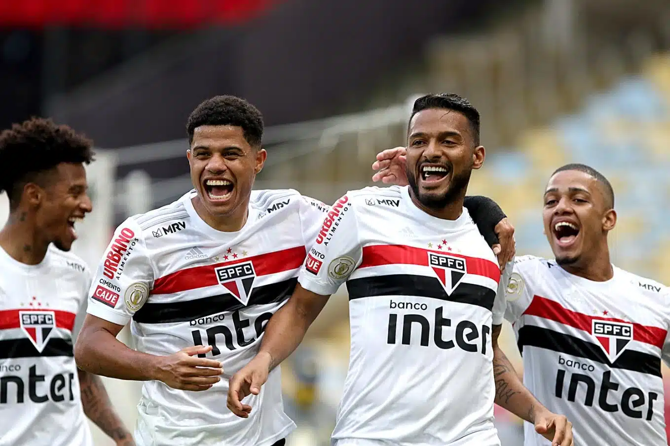O São Paulo foi ao Maracanã e venceu o Flamengo por 4x1