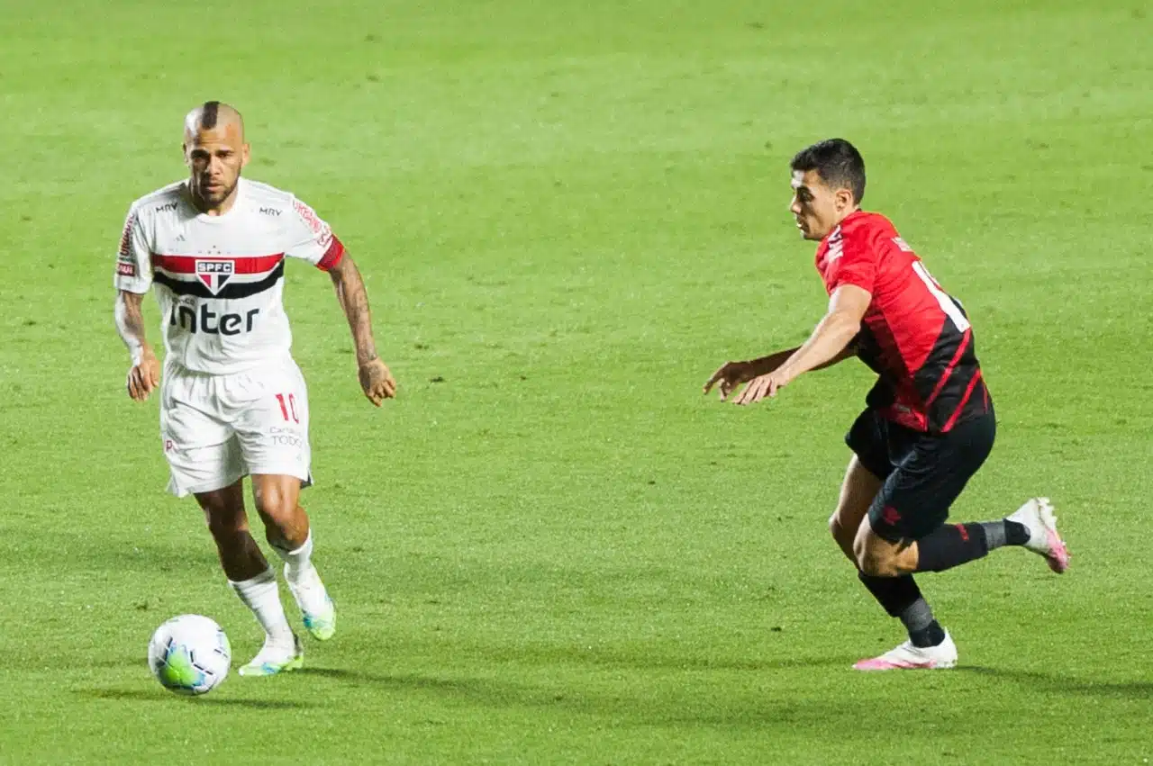 Athletico Paranaense e São Paulo se enfrentam pelo Brasileirão