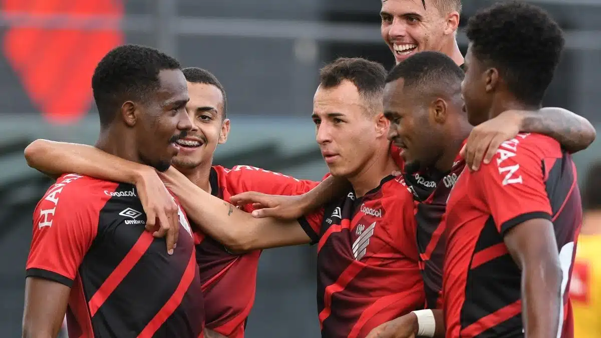 Athletico Paranaense e São Paulo se enfrentam pelo Brasileirão