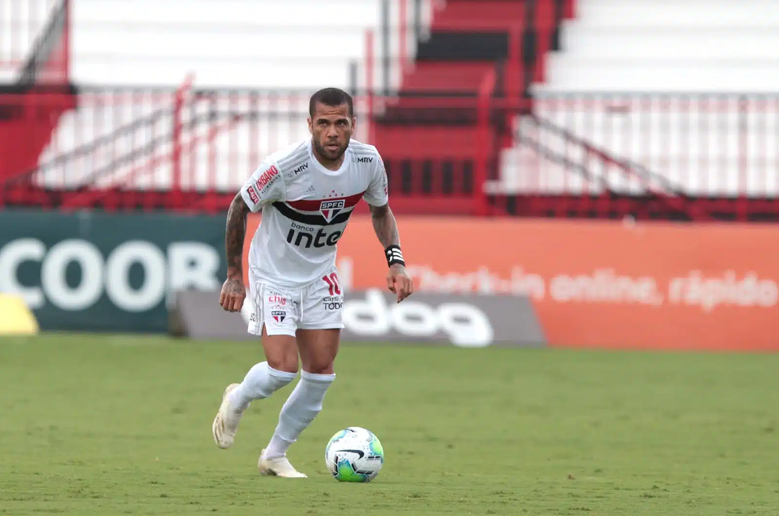 Daniel Alves é poupado e São Paulo deve ter time misto contra o Corinthians
