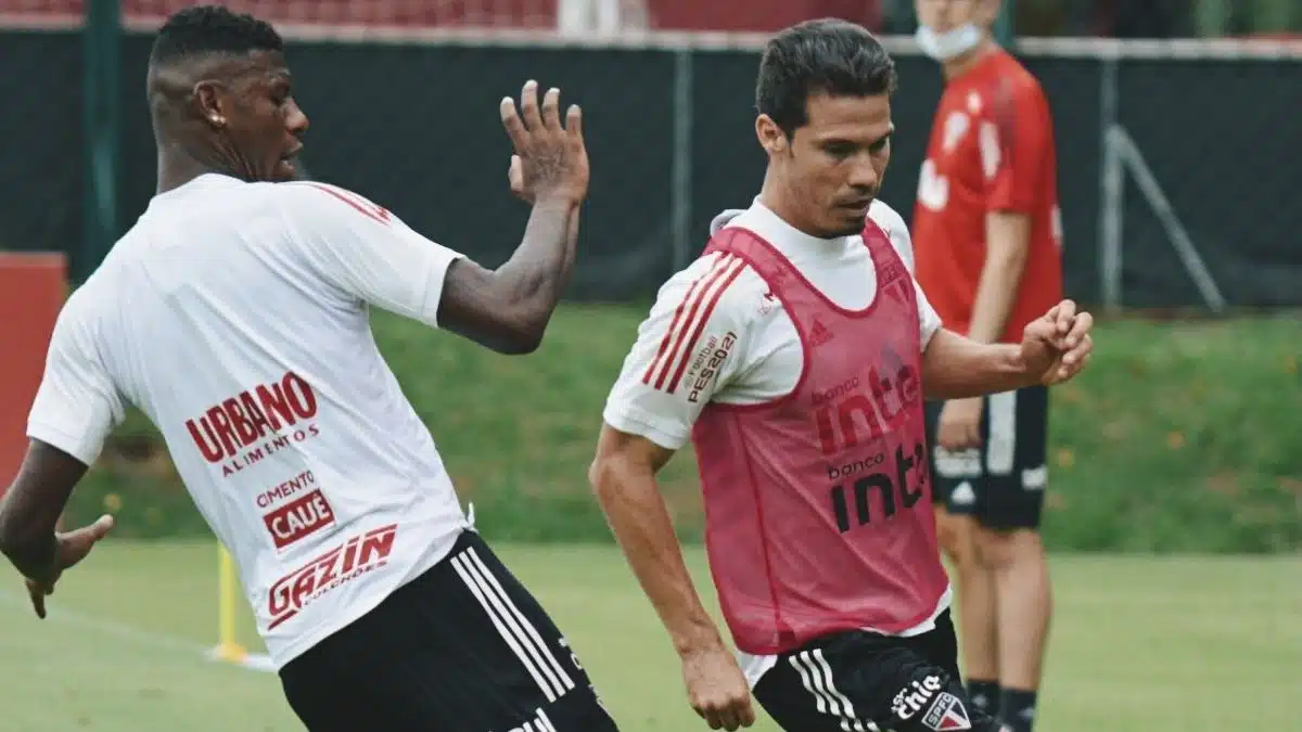 Hernanes e Gabriel Sara treinam com o restante do elenco do São Paulo