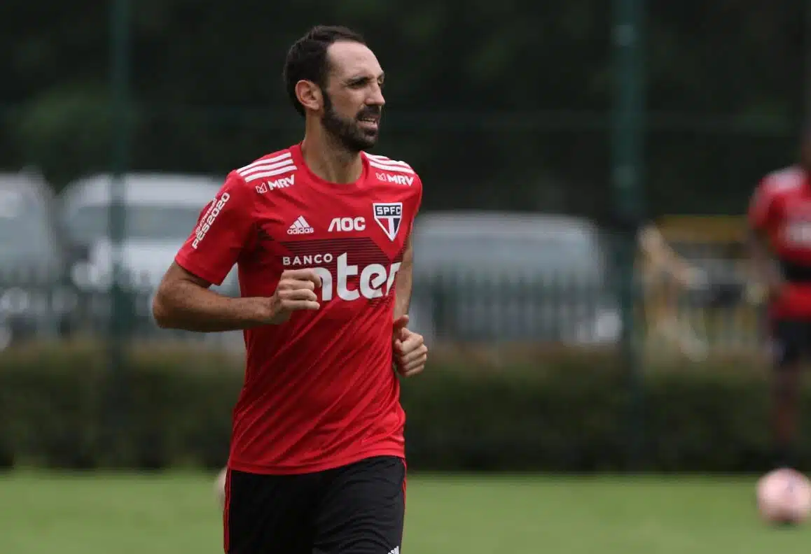 Juanfran tem contrato com o São Paulo até o final de fevereiro