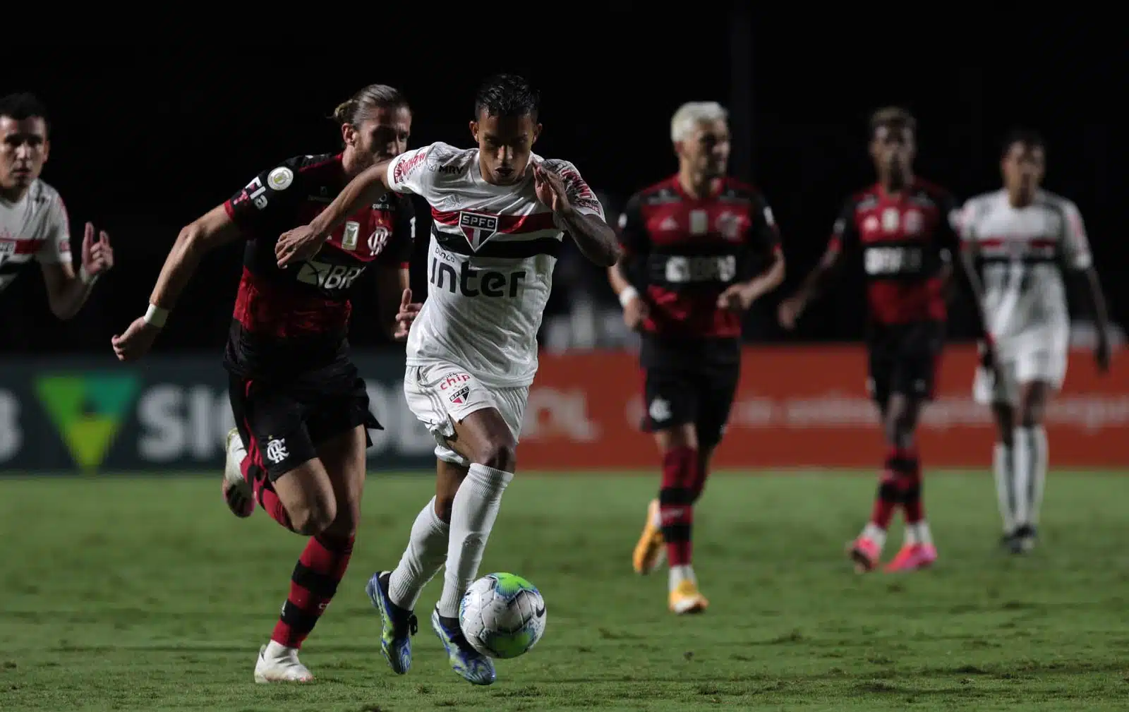 O São Paulo venceu o Flamengo por 2x1 no Morumbi