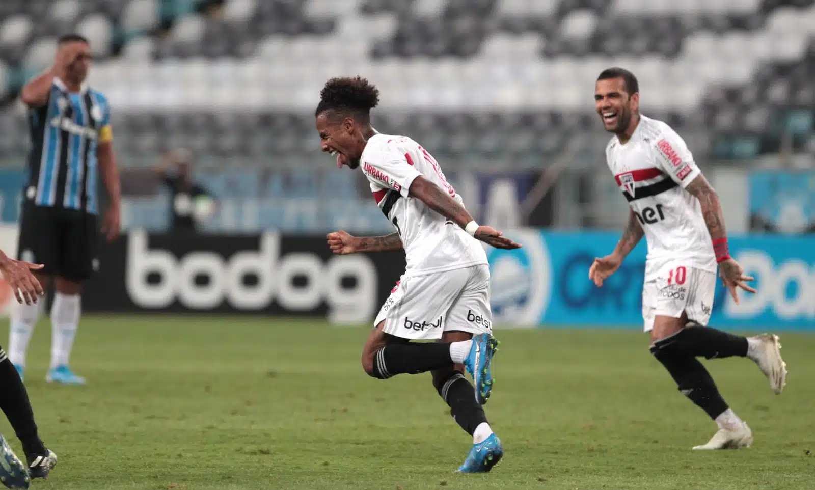 Tchê Tchê marcou o primeiro gol do São Paulo contra o Grêmio