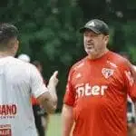Marcos Vizolli comanda o treinamento do São Paulo no CT da Barra Funda