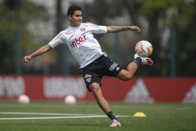 Rodrigo Nestor engrena em nova função e briga por vaga no time titular