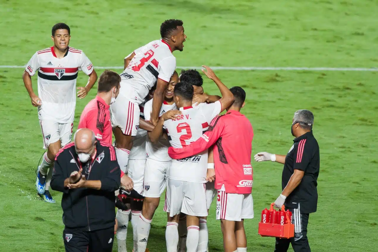 O São Paulo venceu o Santos por 4x0 no Morumbi