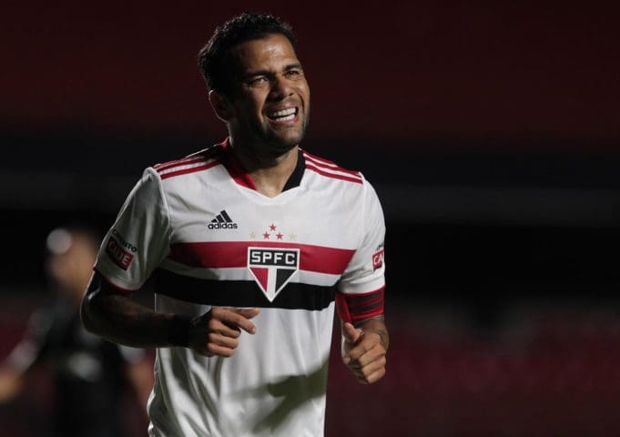 São Paulo estuda possibilidade de romper contrato com Daniel Alves, segundo jornalista