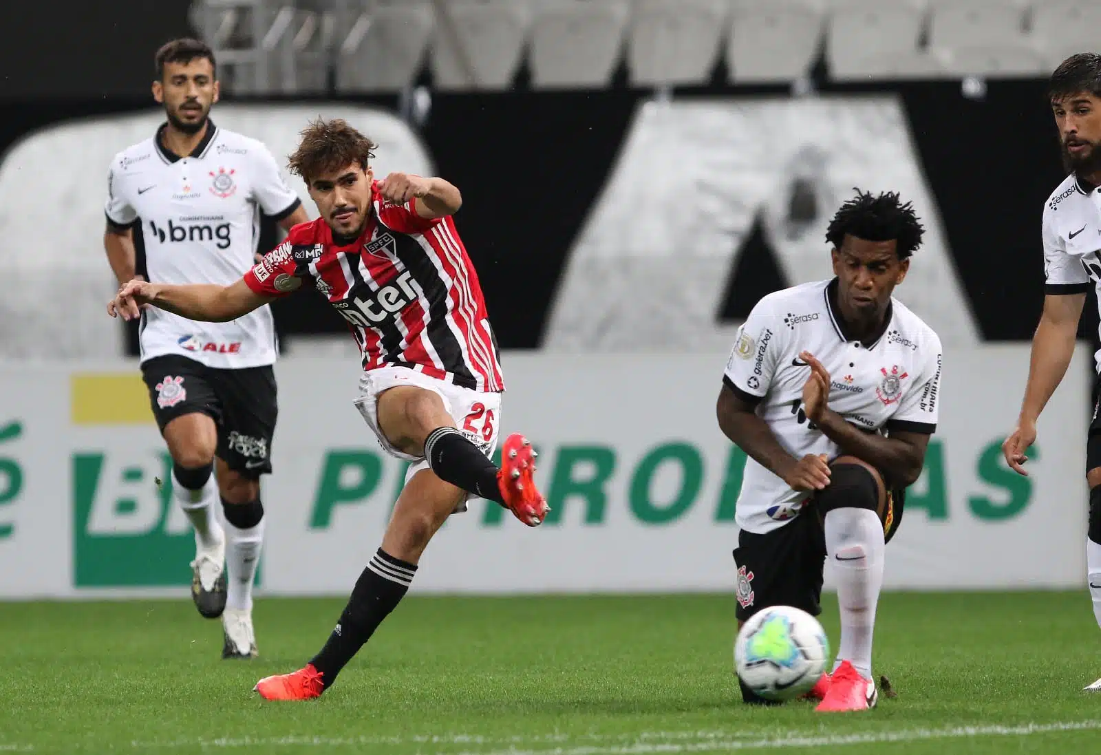 O SPFC enfrenta uma maratona de jogos e tem o Corinthians pela frente no início de maio