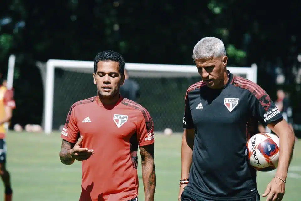 Crespo afirma que conversará com Daniel Alves sobre o jogo contra o Palmeiras