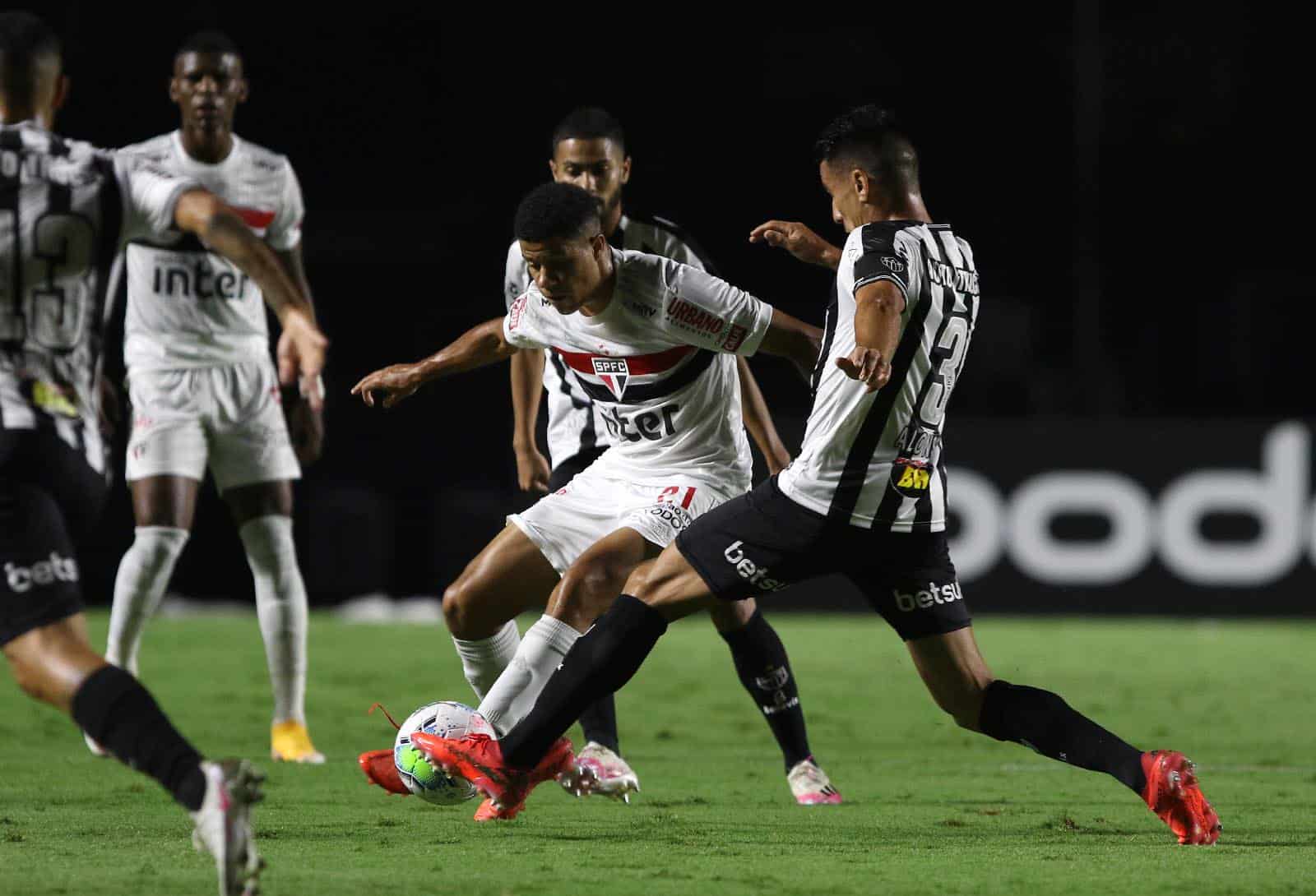 São Paulo tenta evitar noite histórica do Atlético-MG