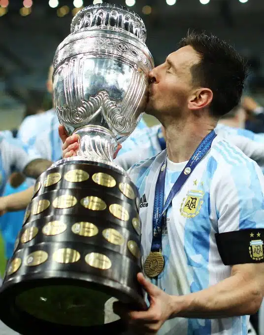 Hernán Crespo comemora o título da Seleção Argentina na Copa América
