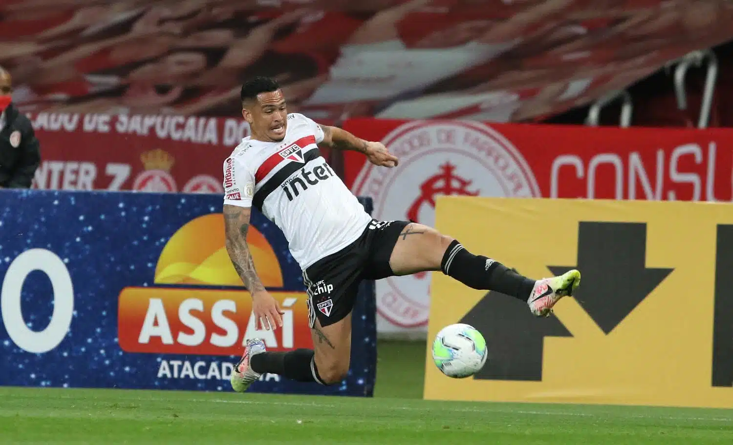 Luciano é um dos desfalques do São Paulo contra o Internacional