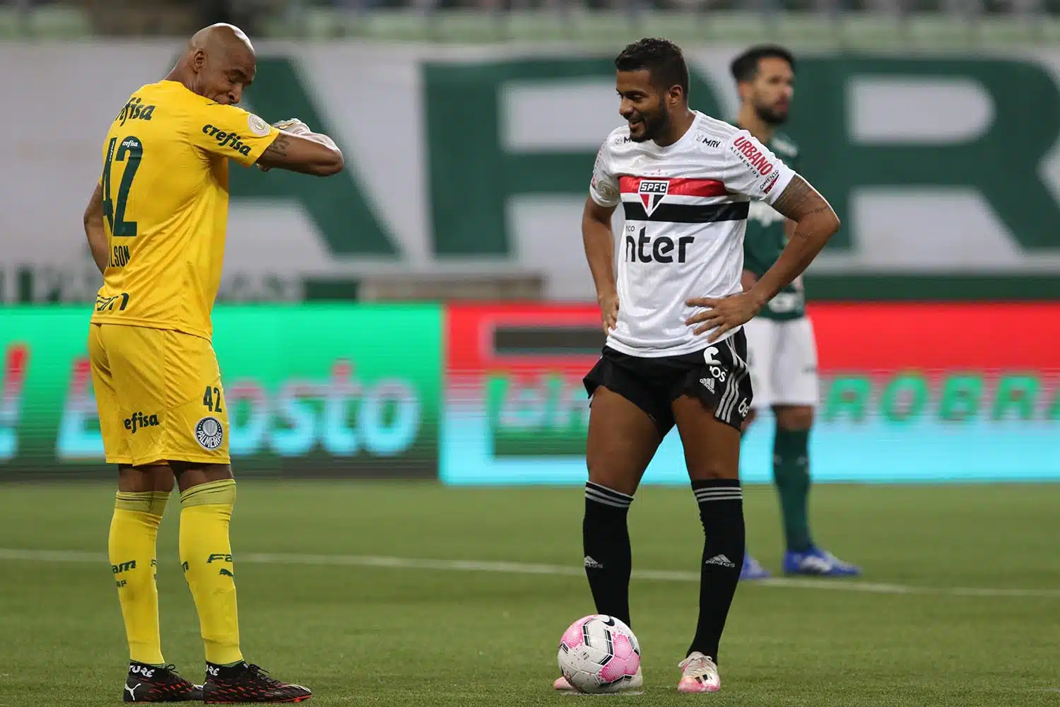 Reinaldo destaca a parceria com Léo pelo lado esquerdo do Tricolor