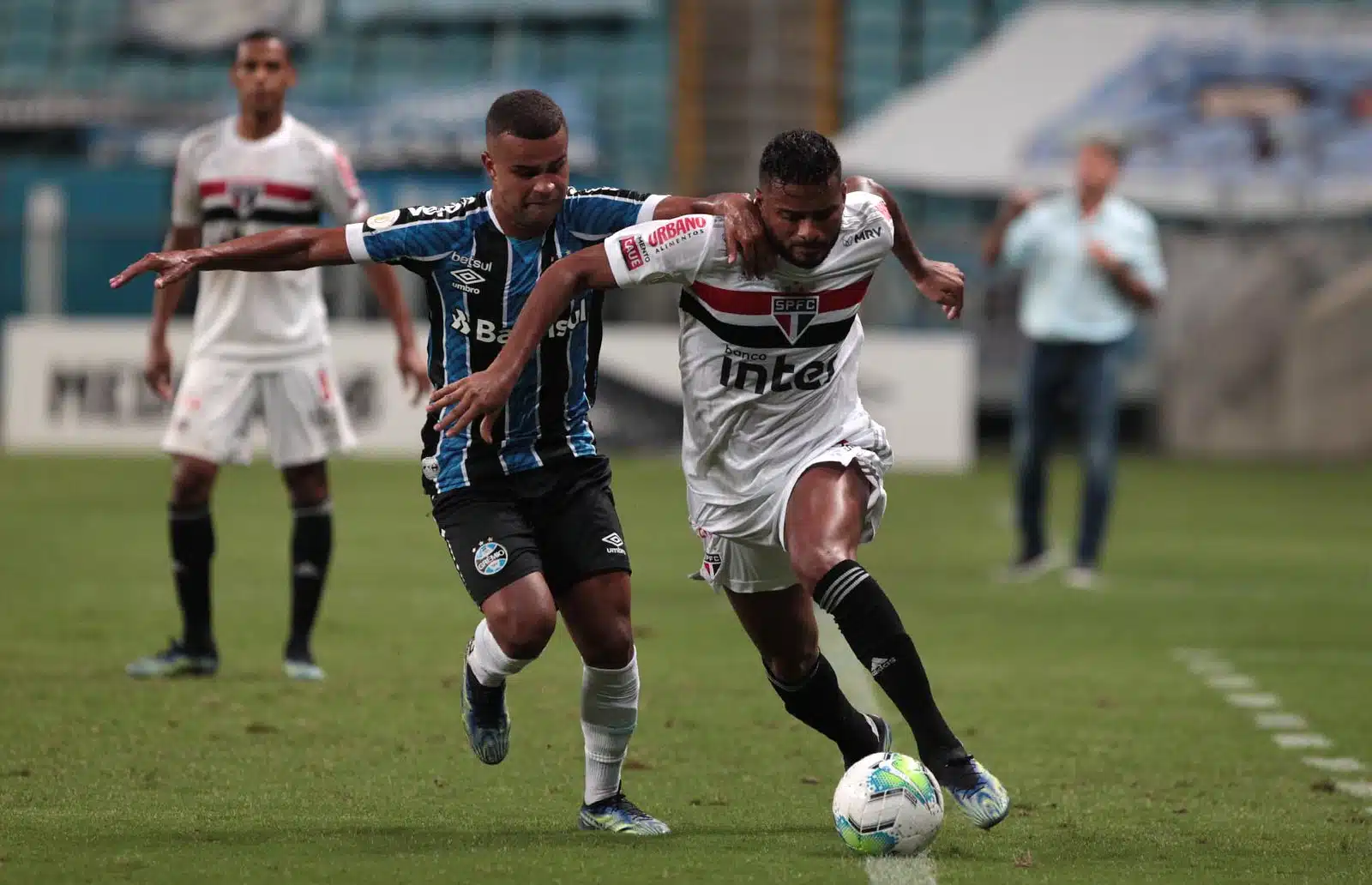 Confira os desfalques, mudanças, escalações e onde assistir São Paulo x Grêmio