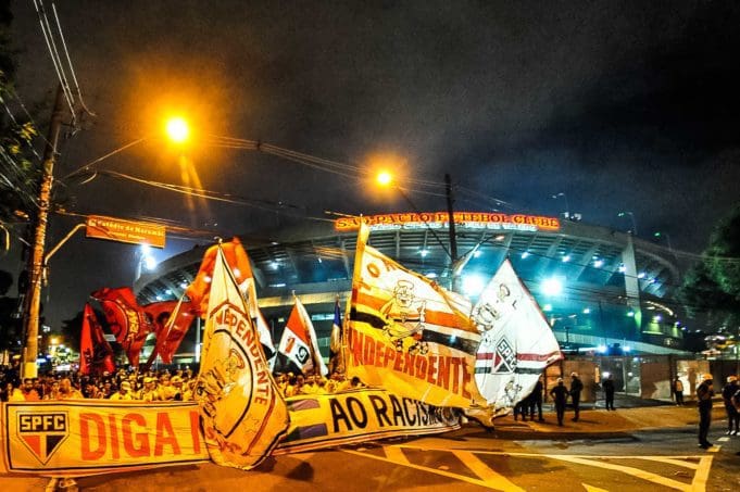Ouvidoria da PM confirma possibilidade de retorno de bandeiras e mastros aos estádios paulistas