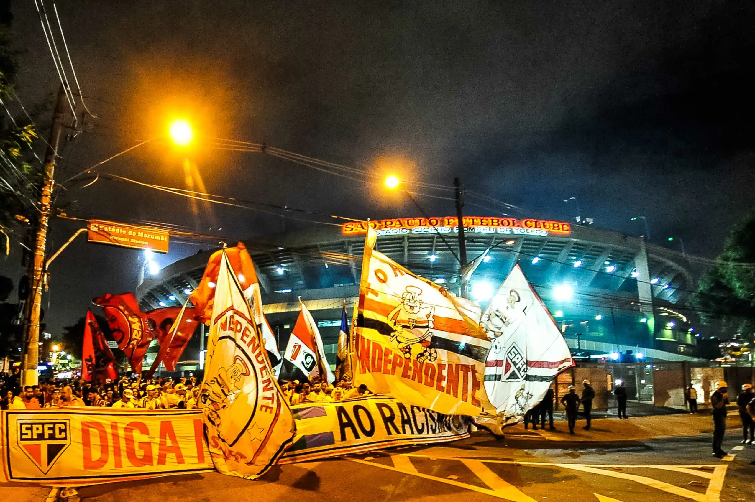 Ouvidoria da PM confirma possibilidade de retorno de bandeiras e mastros aos estádios paulistas