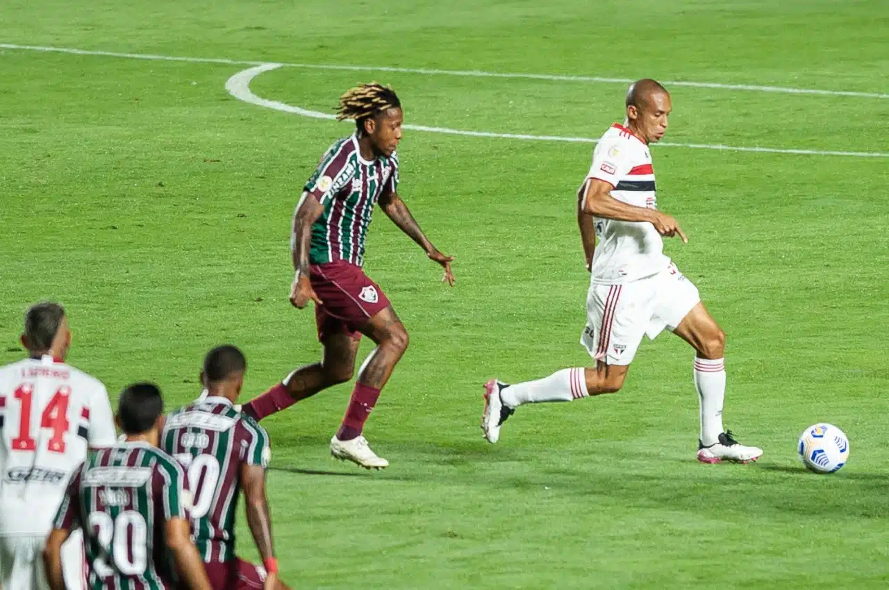 São Paulo tem oito jogadores pendurados contra o Fluminense