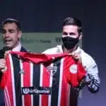 Alexandre Oliveira e Gabriel Lima com o uniforme do Futsal