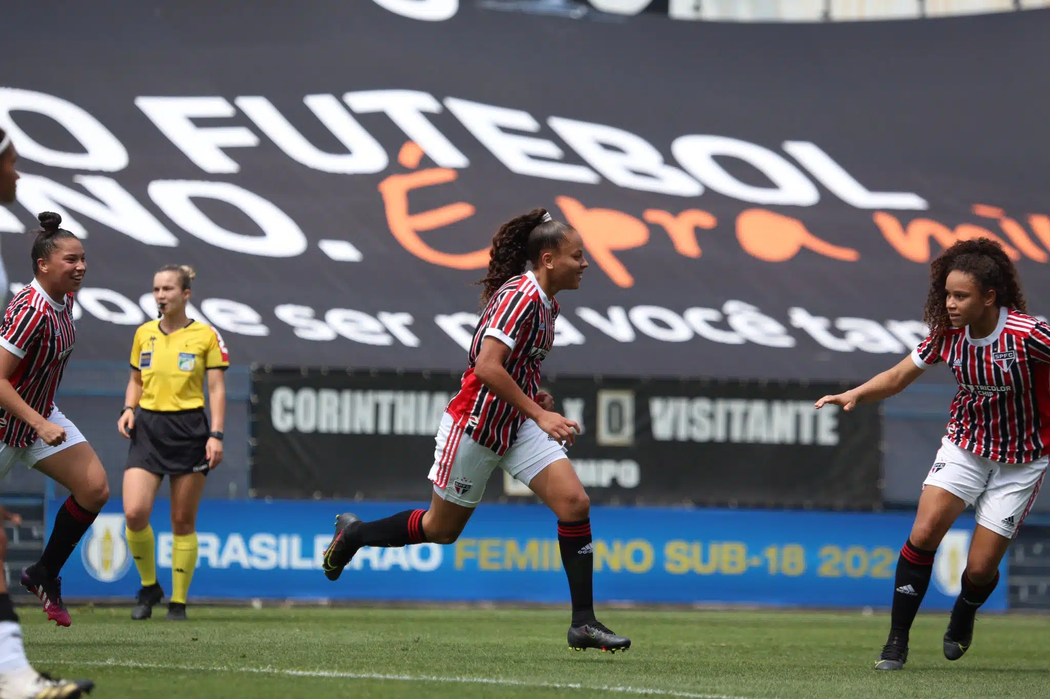 São Paulo vence o Corinthians fora e tem boa vantagem em busca do título Sub-18