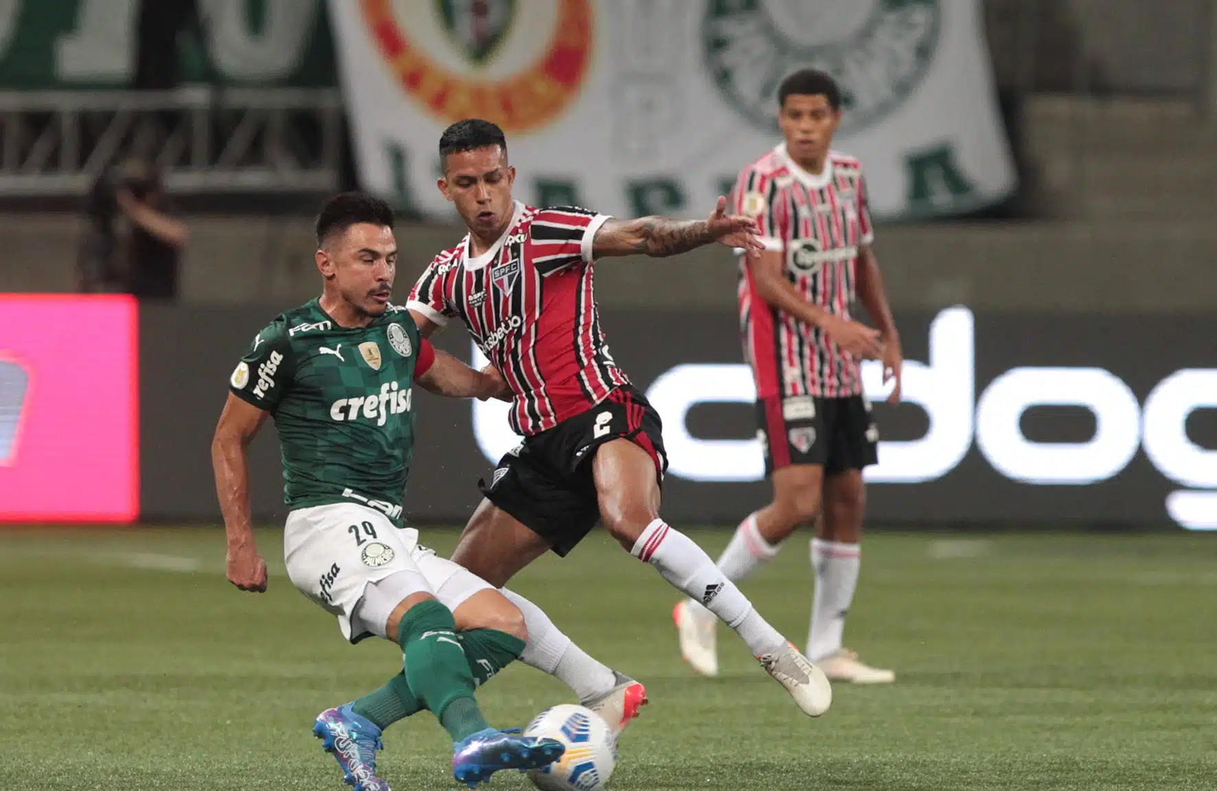 Pela primeira vez, São Paulo vence duas seguidas com mando do Palmeiras no Brasileirão