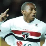 Autor do gol do título mundial em 2005, Mineiro está há 14 anos morando fora do Brasil